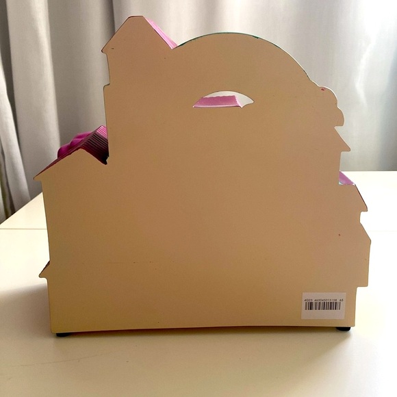 DISNEY PARKS ENCANTO SCULPTED CASA
MADRIGAL LIGHT-UP FIGURE NEW. - Picture 5 of 10